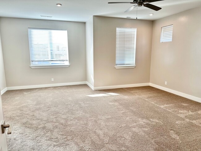 Building Photo - 4 Bed Desert Color Home!