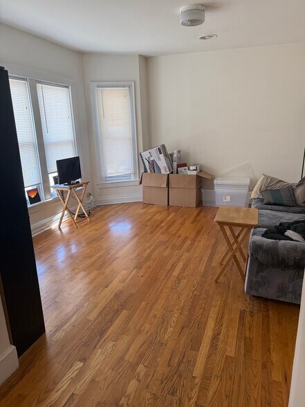 Living - 2305 W Fullerton Ave