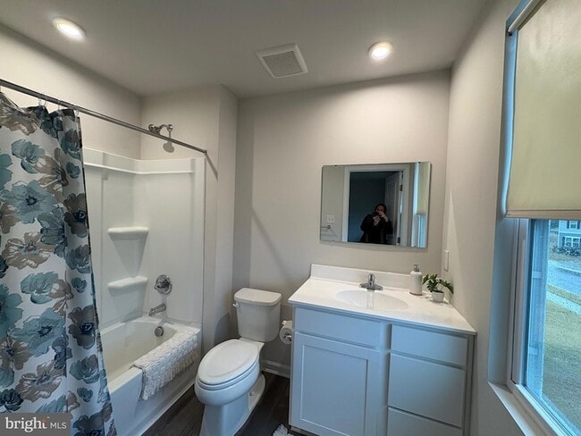 Building Photo - 27003 Greenleaf Dr