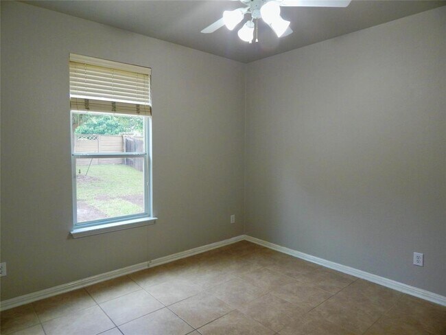 Building Photo - 1110 Willowbrook Dr