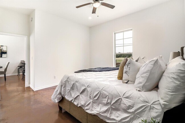 Building Photo - Charming 3-Bedroom Townhome near Lake Tawakoni!