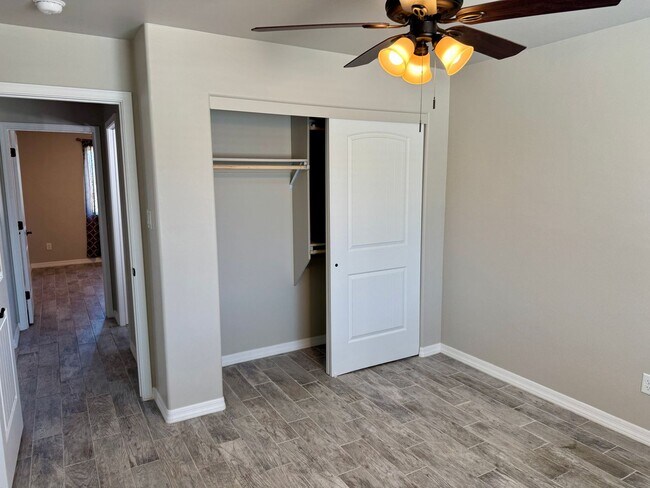 Building Photo - Enjoy the afternoon views in the 3 Bedroom...