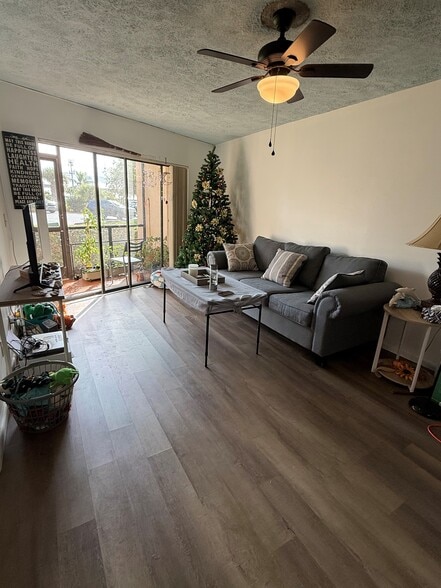 Building Photo - 2069 NE Collins Cir