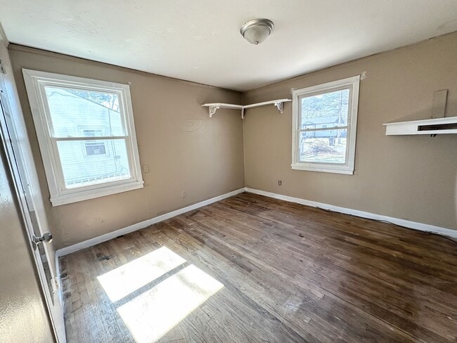 Building Photo - AFFORDABLE 2BEDROOM 1 BATH W/ SPACIOUS FEN...