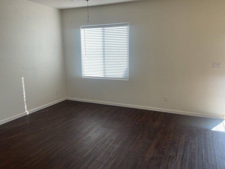 Building Photo - 1734 Lark Dr NE