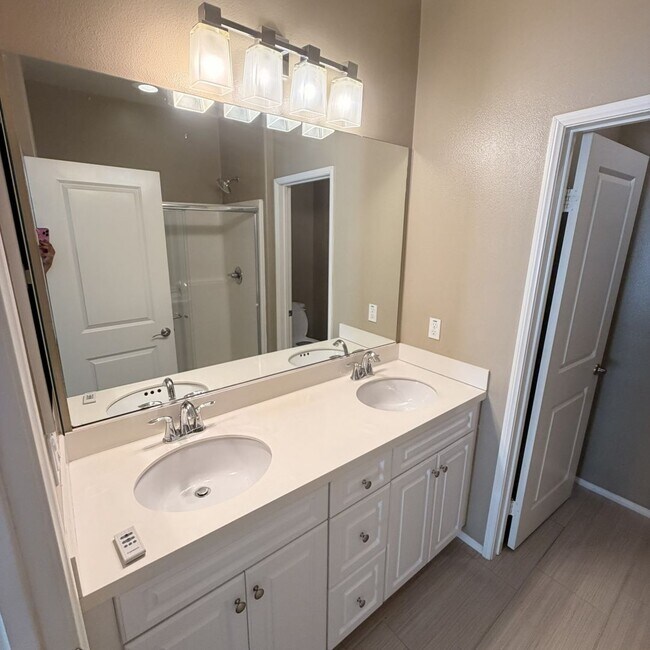Building Photo - Modern 3-story townhouse in Eastvale-MOVE-IN SPECIAL $2595 FOR FIRST 3 MONTHS!