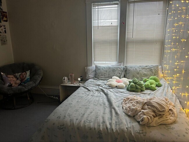 Building Photo - PRELEASE: Spacious 5+ bdrm/2 bath in York Neighborhood