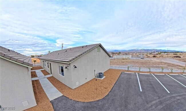 Building Photo - 1340 E Arrowhead St