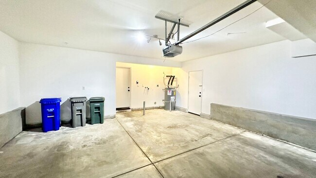 Building Photo - Lovely Two-Story Home in The Heights Overl...