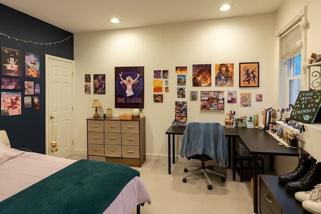 Building Photo - 390 Riverway