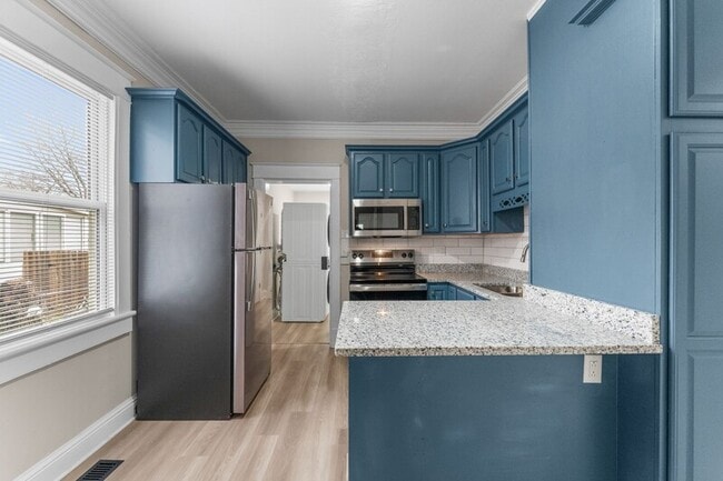 Building Photo - 703 Hamilton Ave