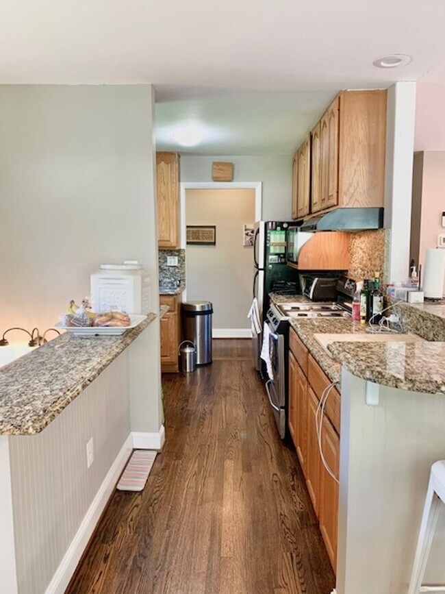 Building Photo - Light filled 2 BR plus 2 rooms, 2 FB including one in finished basement. Great location
