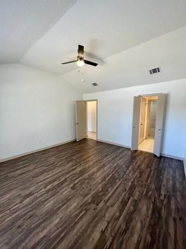 Building Photo - 928 Briar Dr