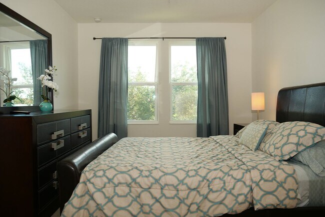 Building Photo - Beautiful Fully Furnished 4-Bedroom Home i...