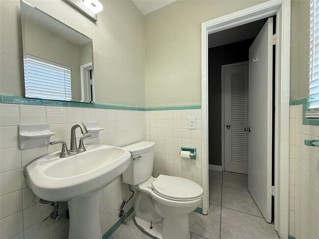 Building Photo - 530 NE 34th Ct