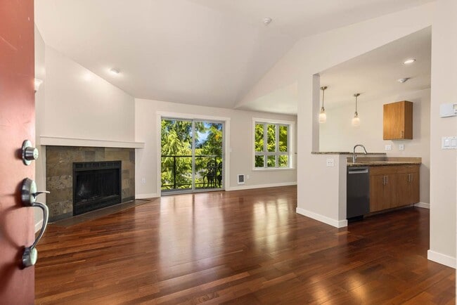 Building Photo - Updated Condo Close to Downtown Redmond and Microsoft!