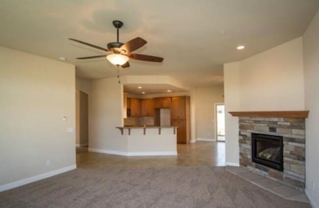 Building Photo - Newer Home - Great Location!