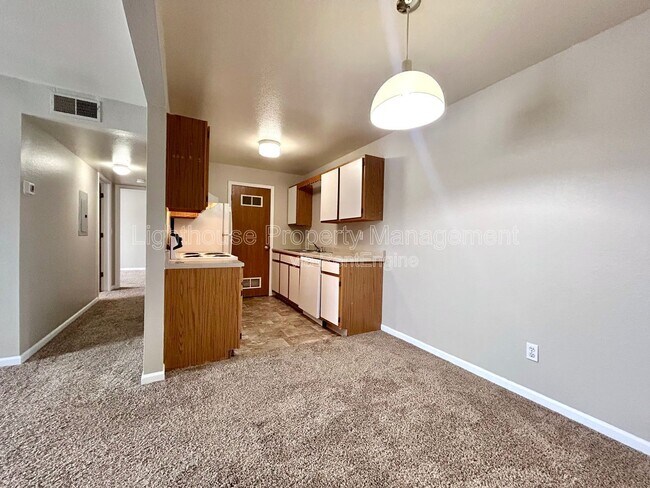 Building Photo - 585 W Randall St