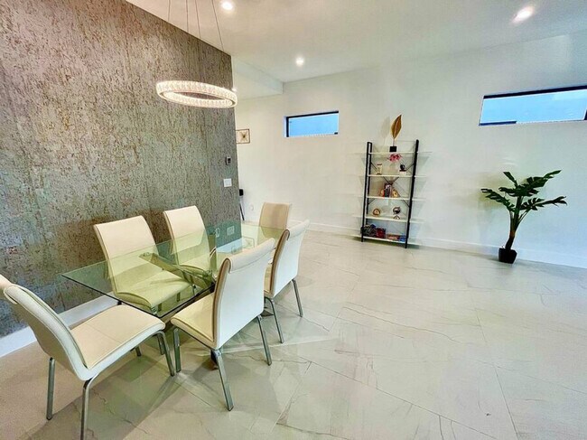 Building Photo - 549 NE 14th Ave