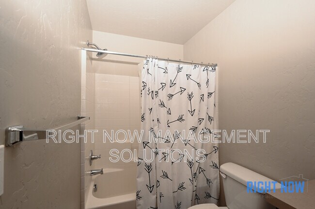 Building Photo - 4648 N Elisha Ave