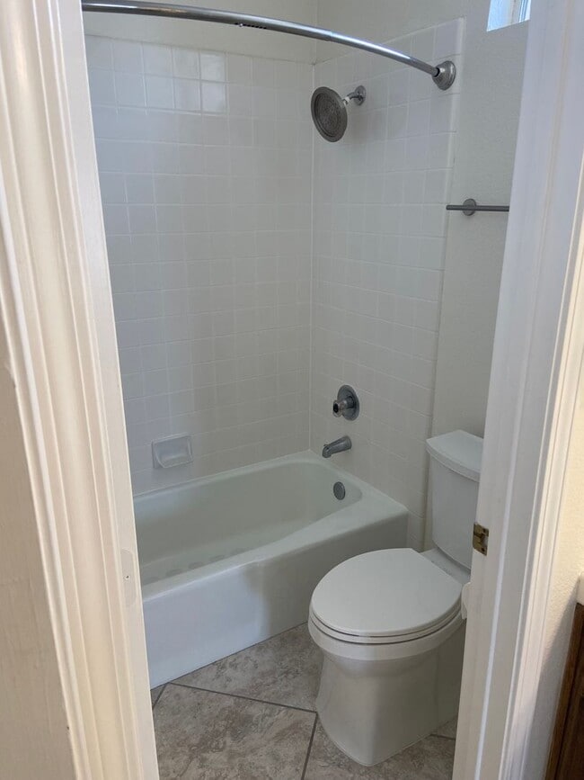 Building Photo - Pristine 4 Bedroom, 3 Bath in South Lexington
