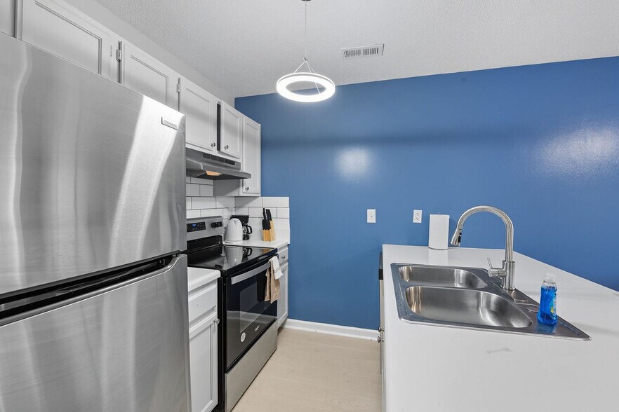 Building Photo - 2 Kings Creek Dr