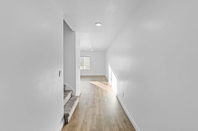 Building Photo - Comfortable and Spacious 4-Bedroom Townhom...