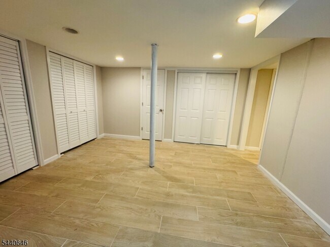 Building Photo - 44 Greenwood Dr