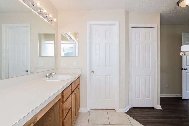 Building Photo - 646 Jaguar Ct