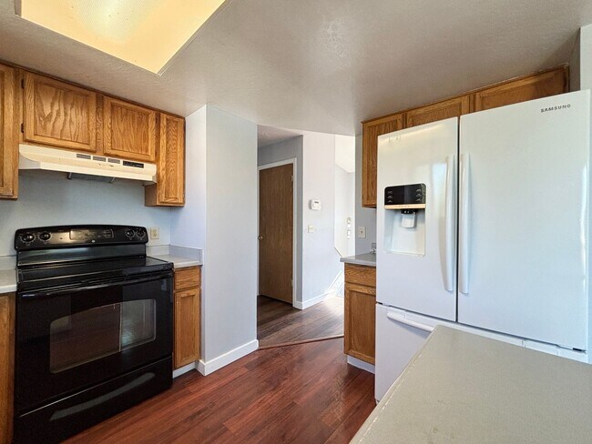 Building Photo - Spacious Split Level in Kearns!