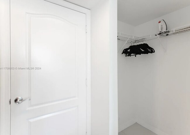 Building Photo - 1200 Brickell Bay Dr