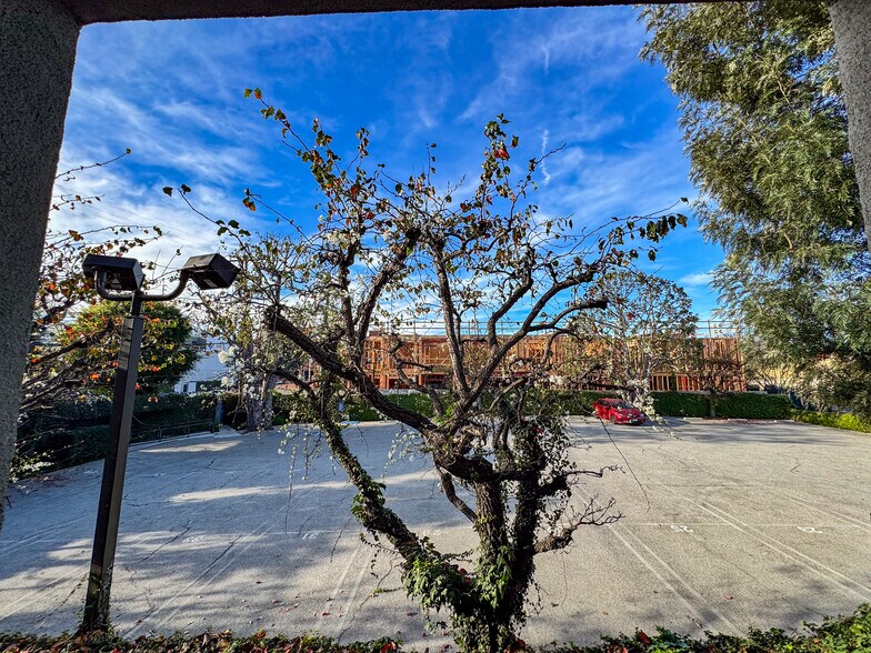 Building Photo - 2027 Beloit Ave