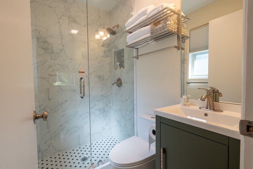 Building Photo - 2121 Parker Ave