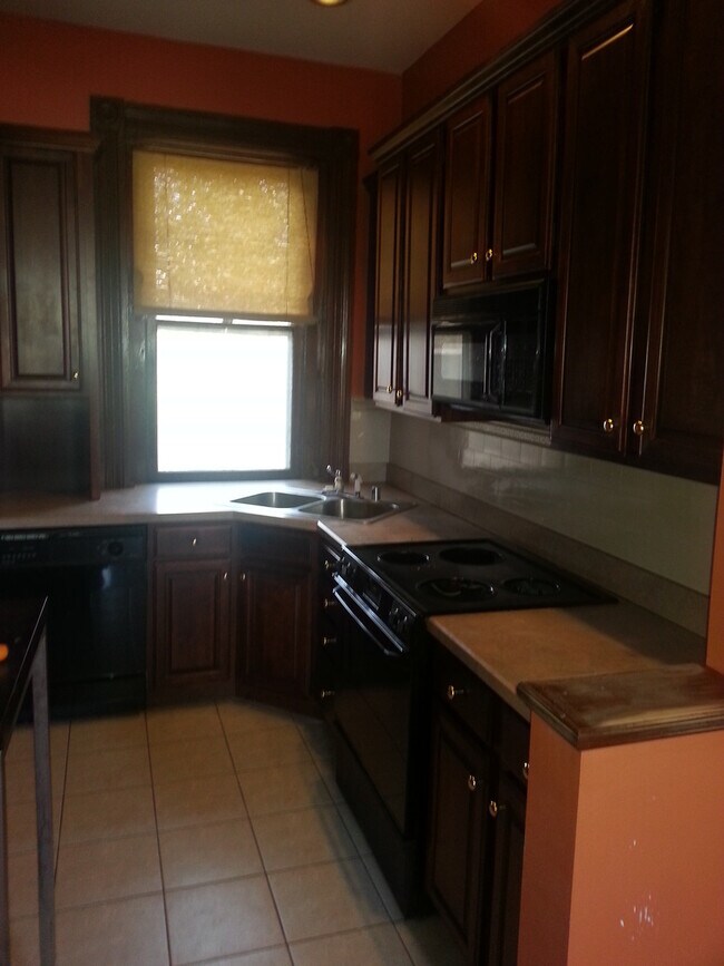 Building Photo - Beautiful 2 bedroom 3 bath condo in the Cherokee Triangle/ Highlands area- ready mid May