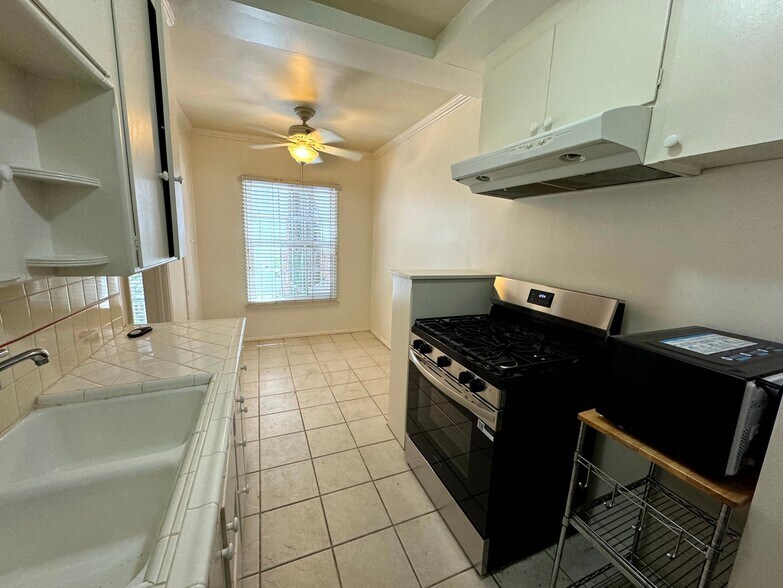 Building Photo - 1271 N Crescent Heights Blvd