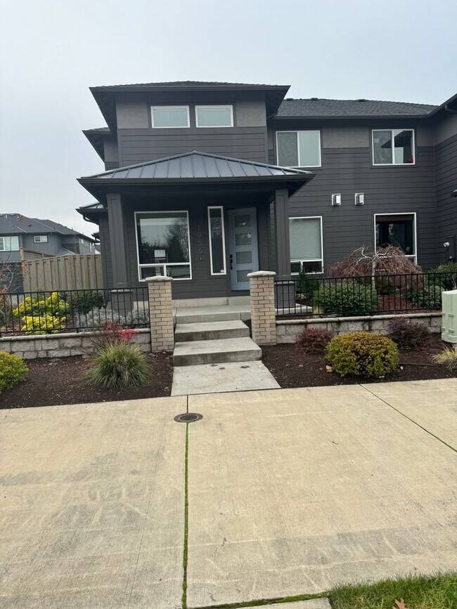 Building Photo - Exceptional 3 Bedroom / 2.5 Bath Modern Townhouse