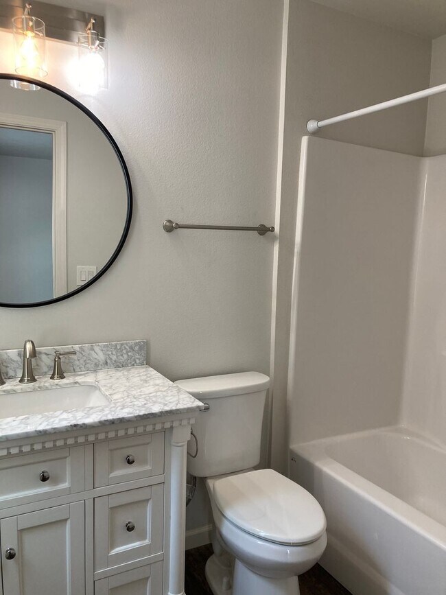 Building Photo - MP132 - 14418-14420 E Heroy