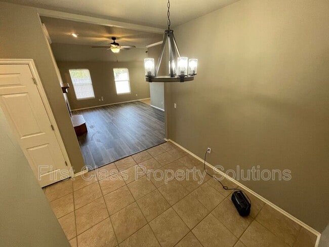 Building Photo - 400 N Willowood Dr
