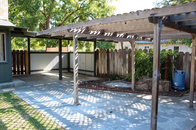 Building Photo - 3 Bedroom, 2 Bathroom Home in Chico with L...
