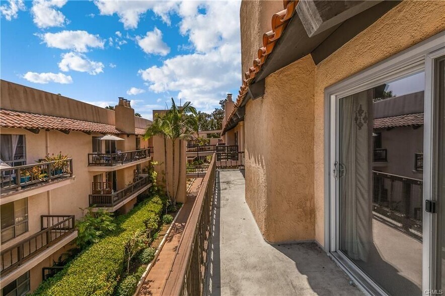 Building Photo - 1127 E Del Mar Blvd