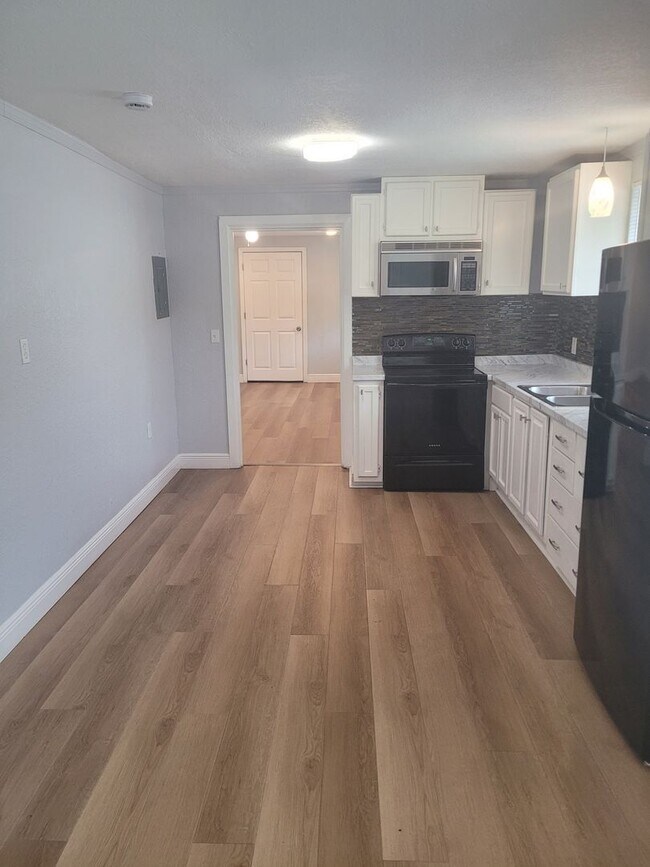 Building Photo - 1320 S Oleander Ave