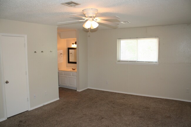 Building Photo - Massive 3 bedroom duplex with living room ...