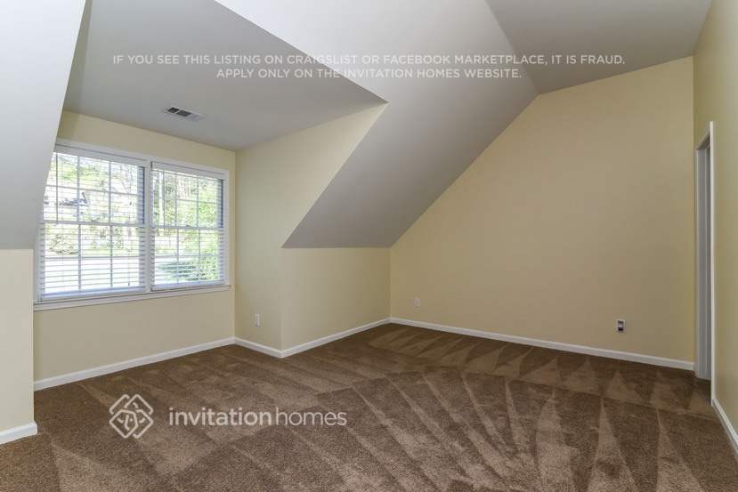 Building Photo - 430 Croftwood Close