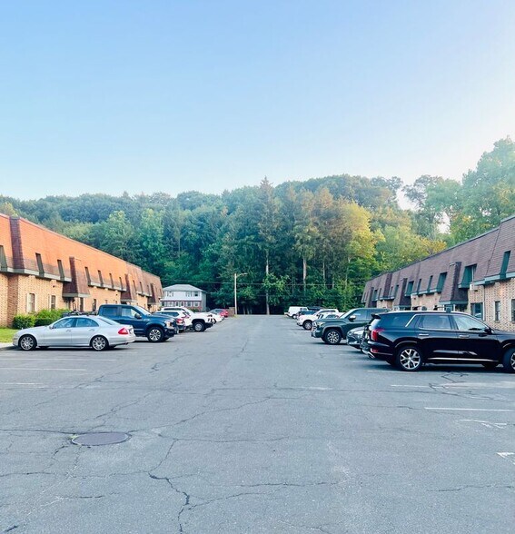 Building Photo - 549 Russell Rd