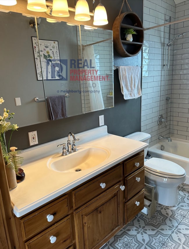 Building Photo - 3 bed 2 bath - House - Pet Friendly