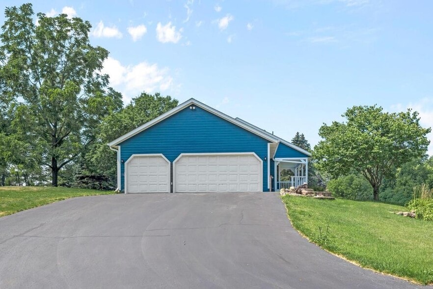 Building Photo - 833 Tyrol Ln