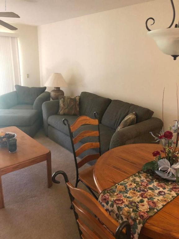 Building Photo - 1209 Country Club Dr