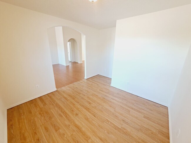 Building Photo - 3 bed 2 bath home in Huning Ranch!