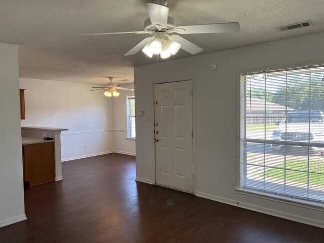 Building Photo - 1751 Rock Hollow Loop