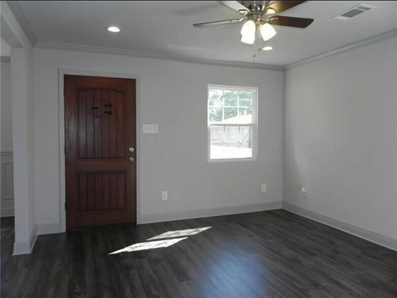 Building Photo - 700 Majestic Pl